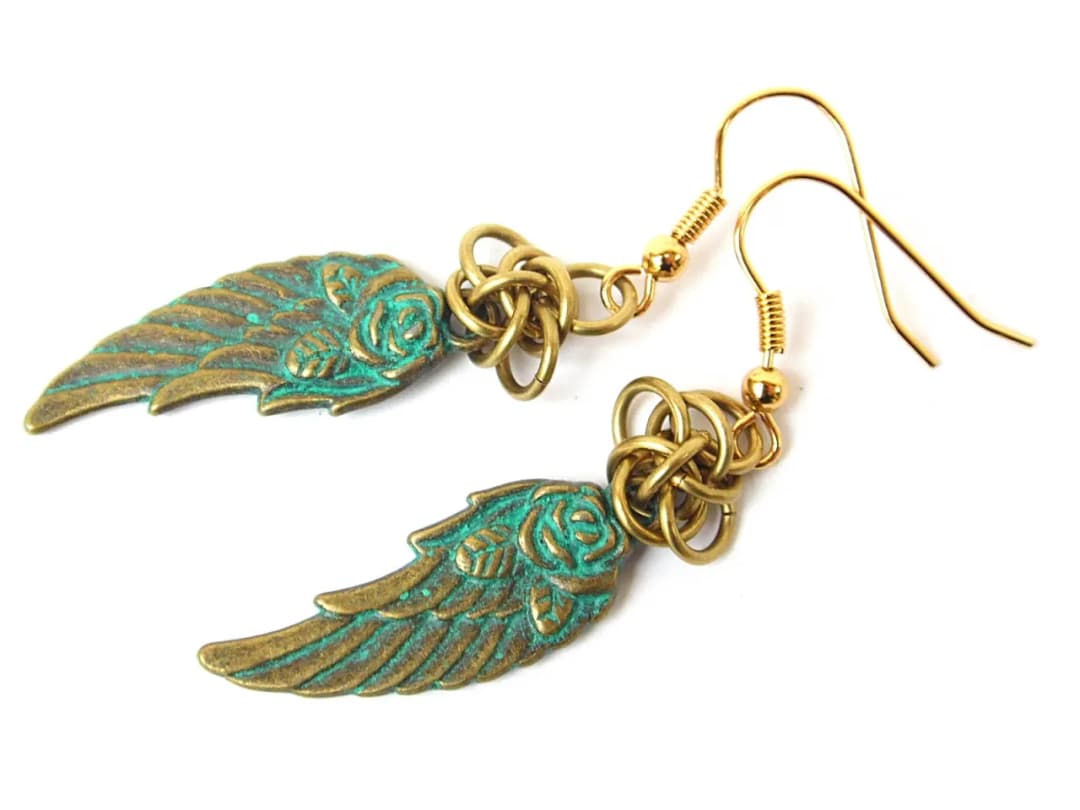 Czy biżuteria z mosiądzu czernieje? Oto przyczyny i sposoby na to