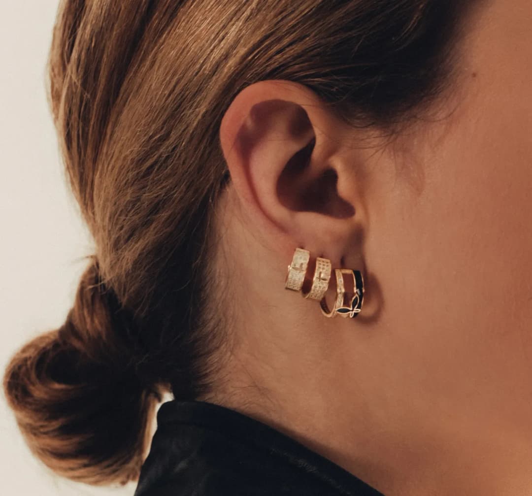 Znaczenie drugiego kolczyka - na którym uchu go nosić?