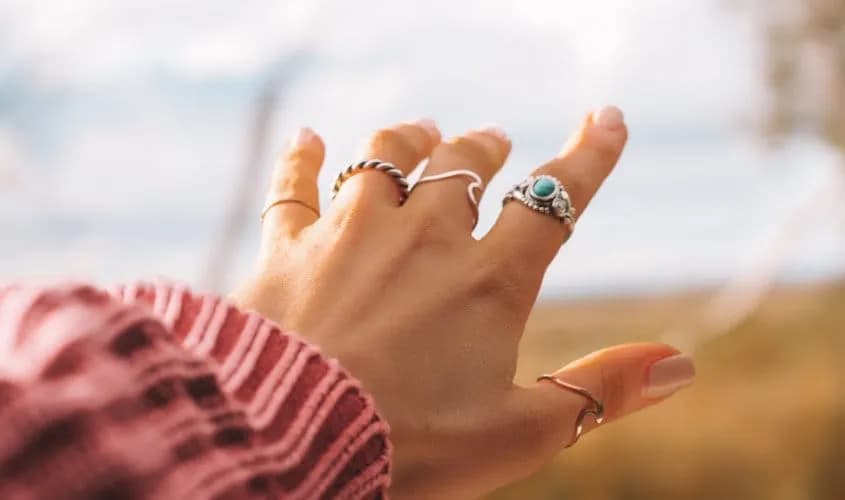 Znaczenie obrączki na prawym kciuku - symbolika i tradycje
