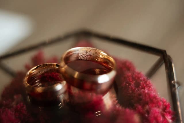 Jak wybrać obrączki ślubne: 7 kluczowych aspektów dla par