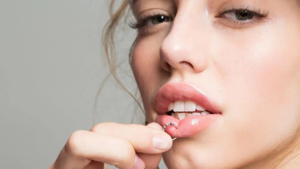 Limfa z kolczyka: jak rozpoznać infekcję i dbać o przekłucie