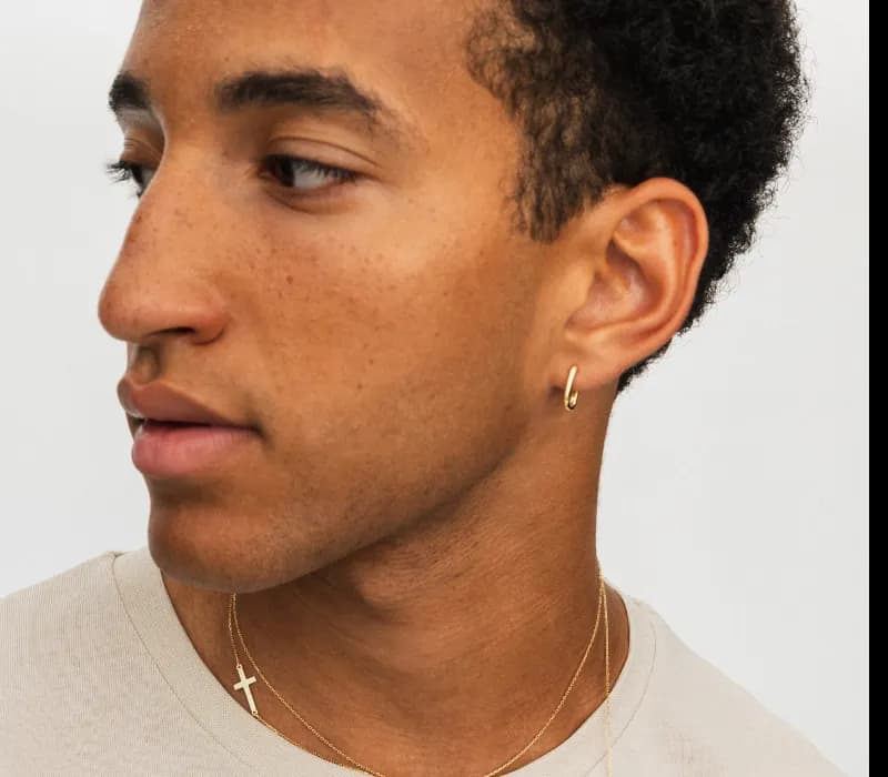 Kolczyk w lewym uchu: znaczenie i symbolika w różnych kulturach