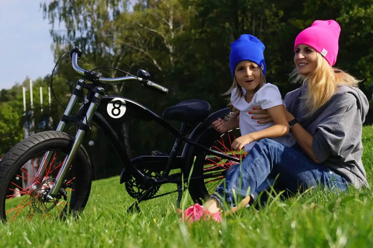 Jak stylowo nosić czapkę smerfetka: 5 modnych pomysłów na co dzień