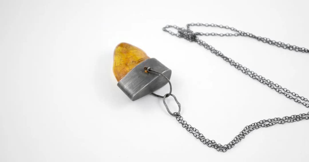 Jak wyczyścić naszyjnik z bursztynu - 5 bezpiecznych metod