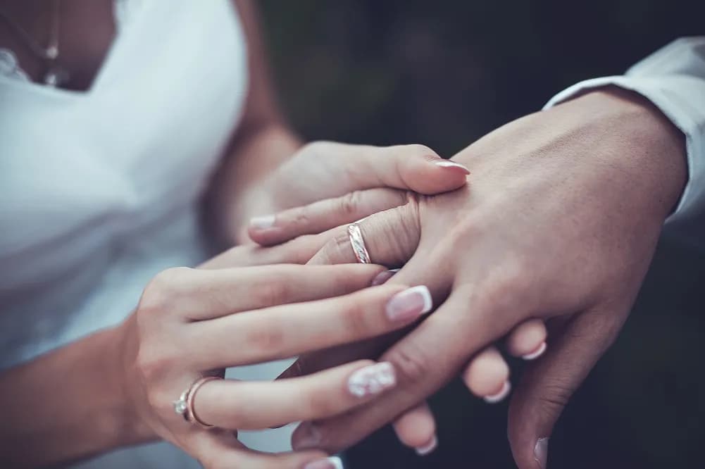 Na jaki palec zakłada się obrączkę? Tradycja i znaczenie w Polsce