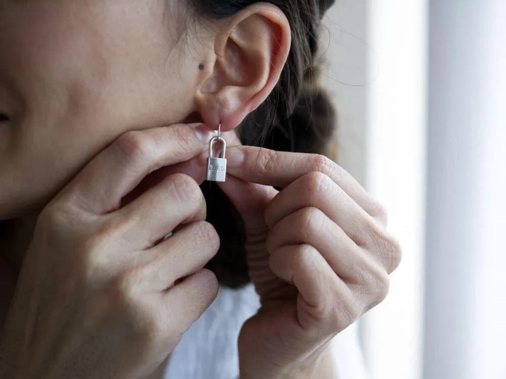 Jak bezpiecznie odpiąć kolczyki z zapięciem angielskim - 5 kroków