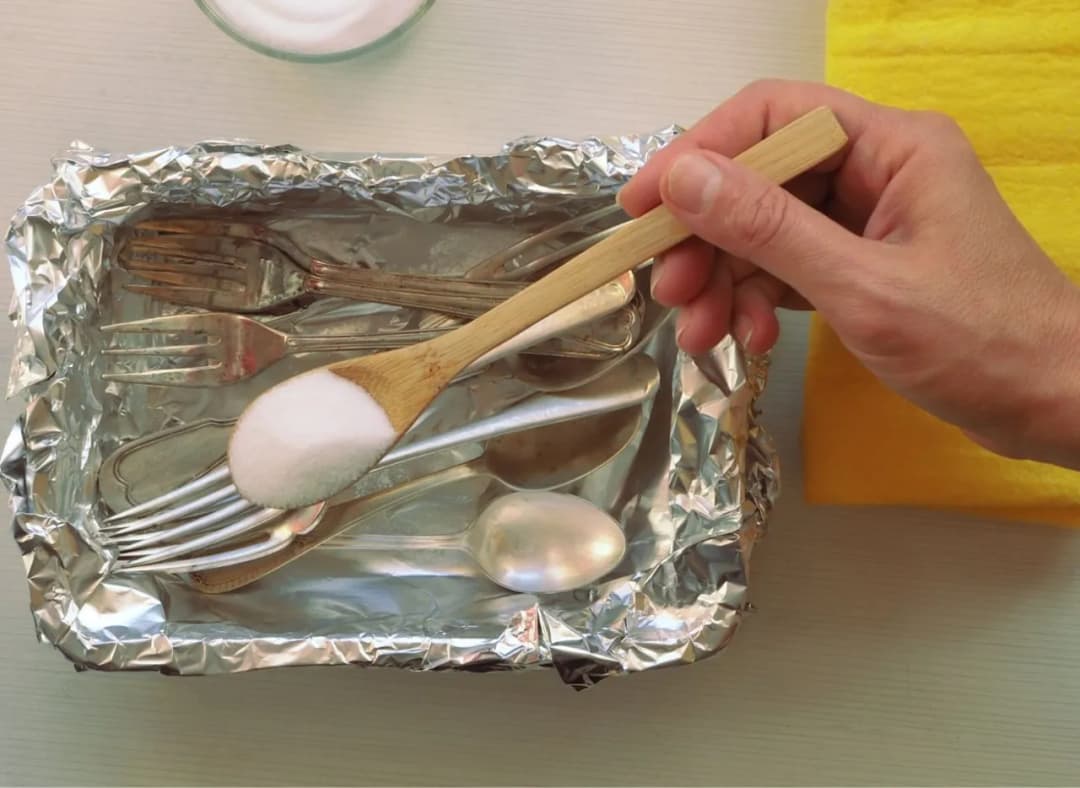 Jak wyczyścić srebro folią aluminiową i sodą - prosty trik domowy
