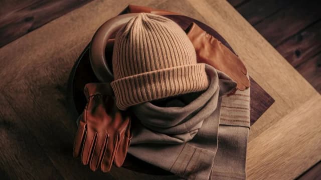 Jakie kolory czapek pasują do beżowej kurtki? 5 modnych propozycji