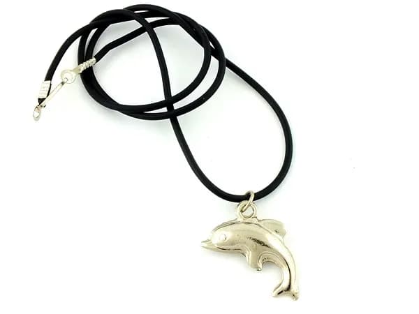 Wisiorek delfin znaczenie: odkryj jego symbolikę i moc talizmanu