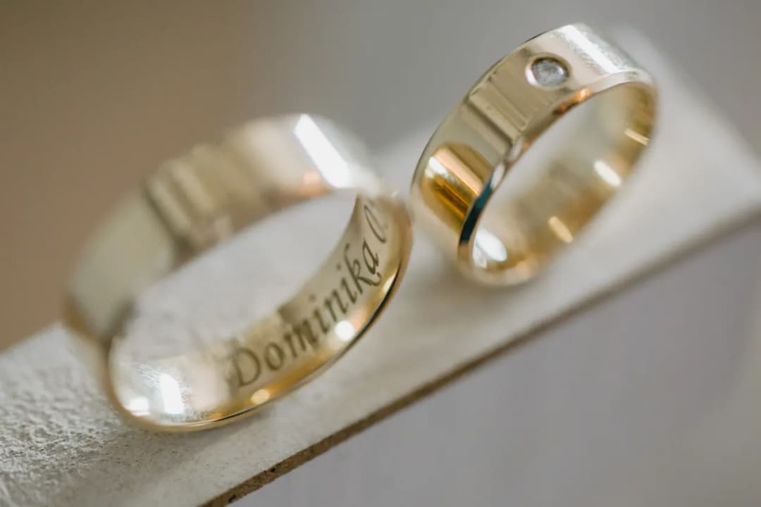 Jaki grawer na obrączkach ślubnych? 7 inspirujących pomysłów