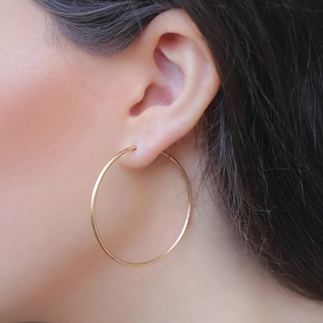 Kolczyki koła: hit czy kit? Opinie i trendy w modzie damskiej