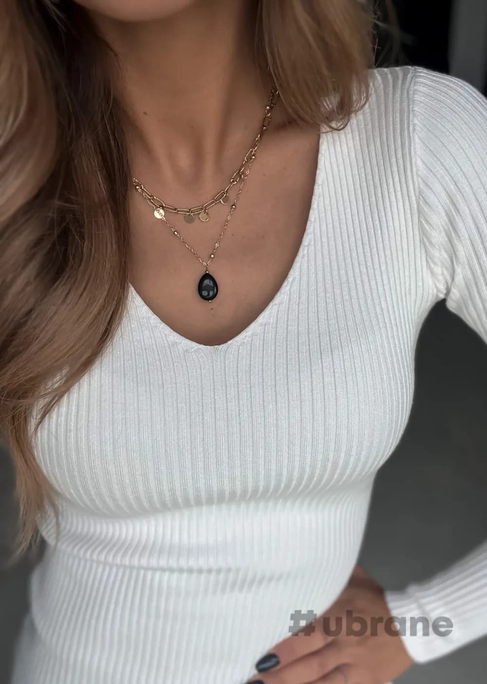 Czarny kamień w naszyjniku: znaczenie i wpływ na energię