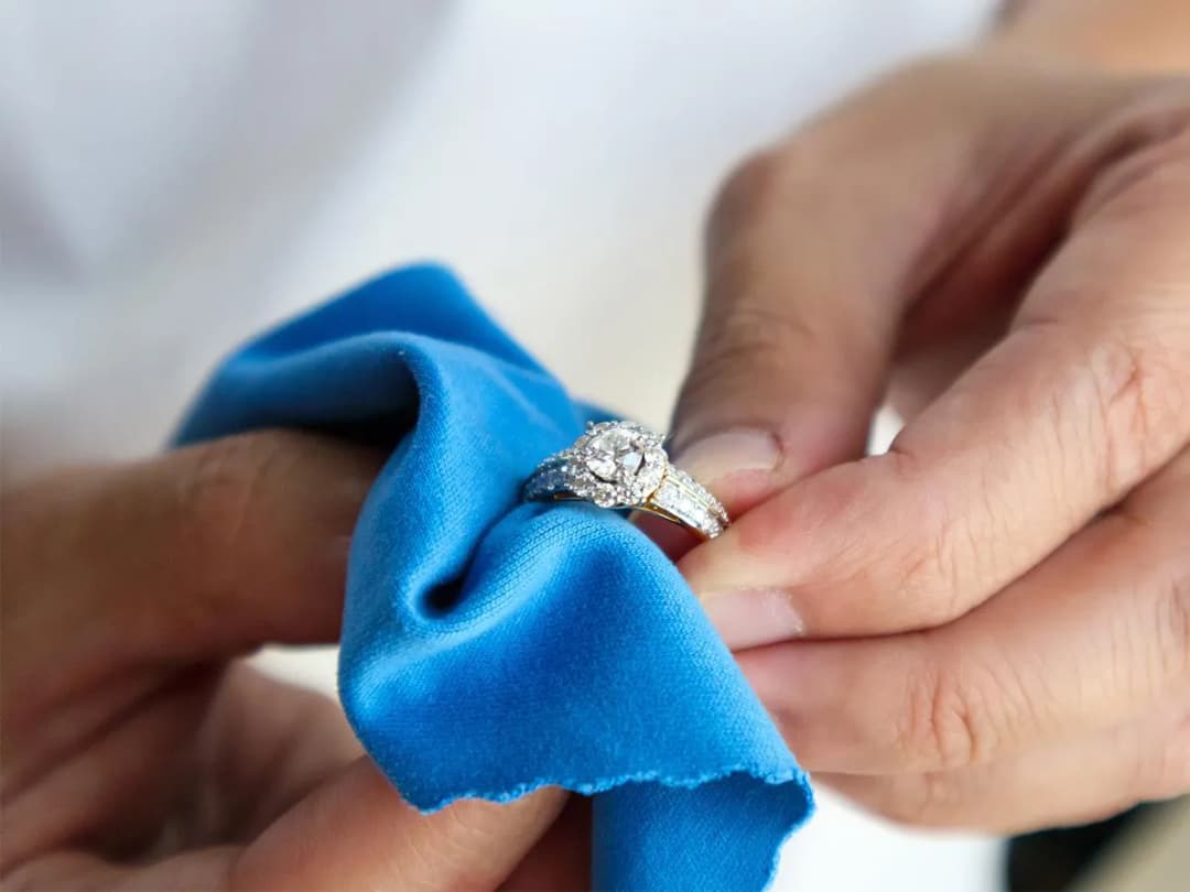 Ile kosztuje czyszczenie srebra u jubilera? Poznaj ceny i metody