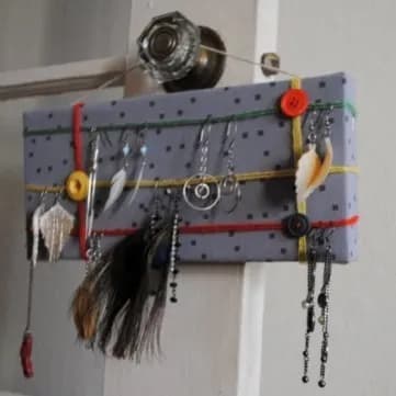 Jak zrobić wieszak na kolczyki: 5 prostych sposobów DIY