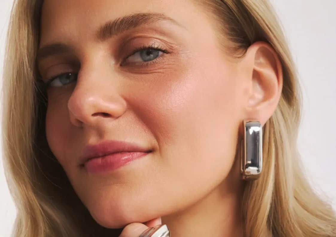 Trendy biżuteryjne w 2026 – jak wybrać biżuterię na prezent, żeby była noszona cały rok?