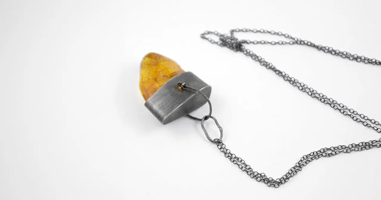 Jak bezpiecznie czyścić srebro z bursztynem - skuteczne metody