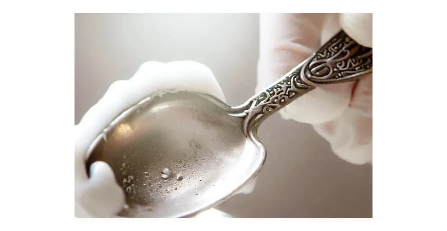 Jak skutecznie wyczyścić srebro solą i folią aluminiową - poradnik