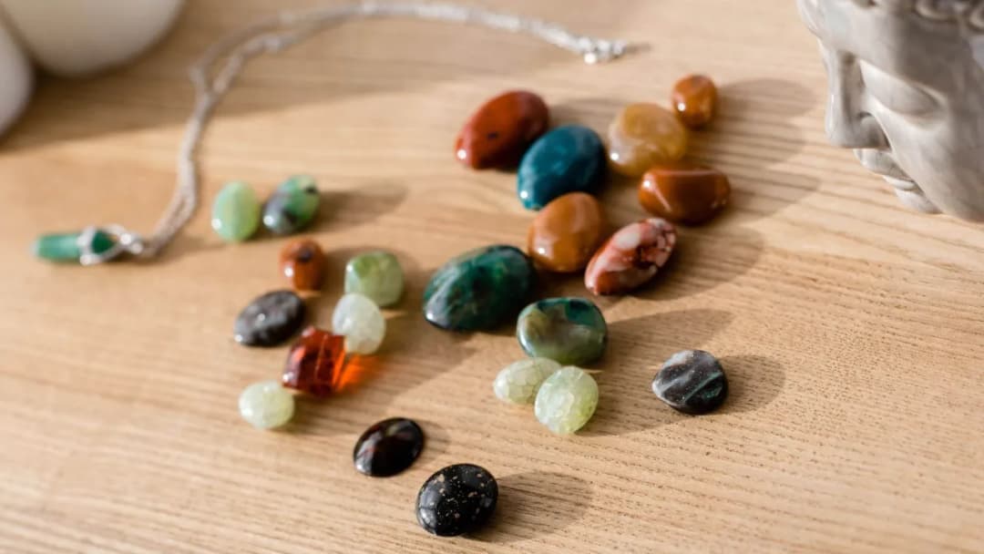 Jak zrobić naszyjnik z kamieni naturalnych: 7 prostych kroków