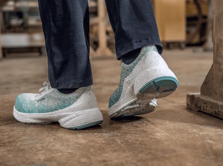 Jakie buty do pracy stojącej? 5 kluczowych cech dla zdrowia