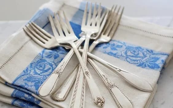 Jak bezpiecznie czyścić pozłacane srebro w domu: 5 skutecznych metod