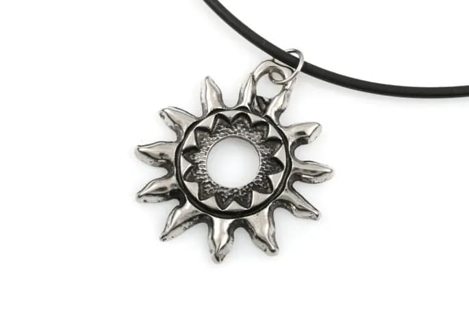 Słońce wisiorek co oznacza: odkryj jego głębokie znaczenie i symbolikę