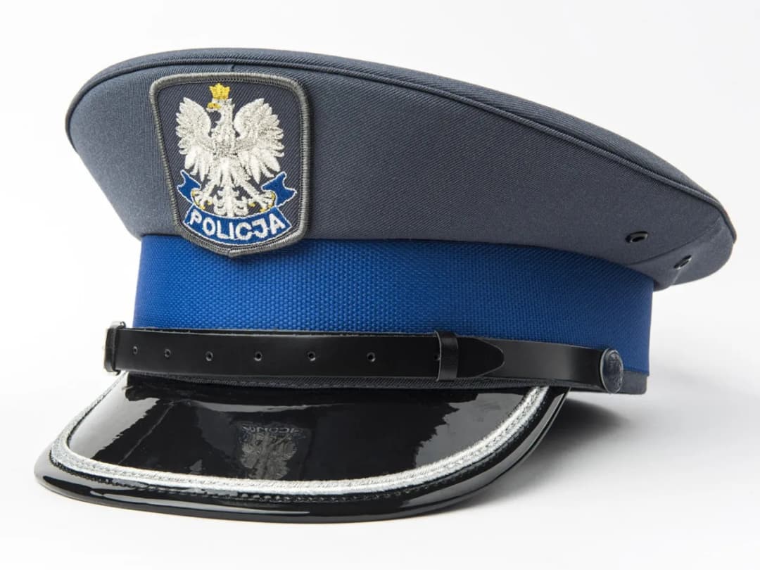 Rodzaje czapek policyjnych - poznaj nazwy i różnice w wyglądzie