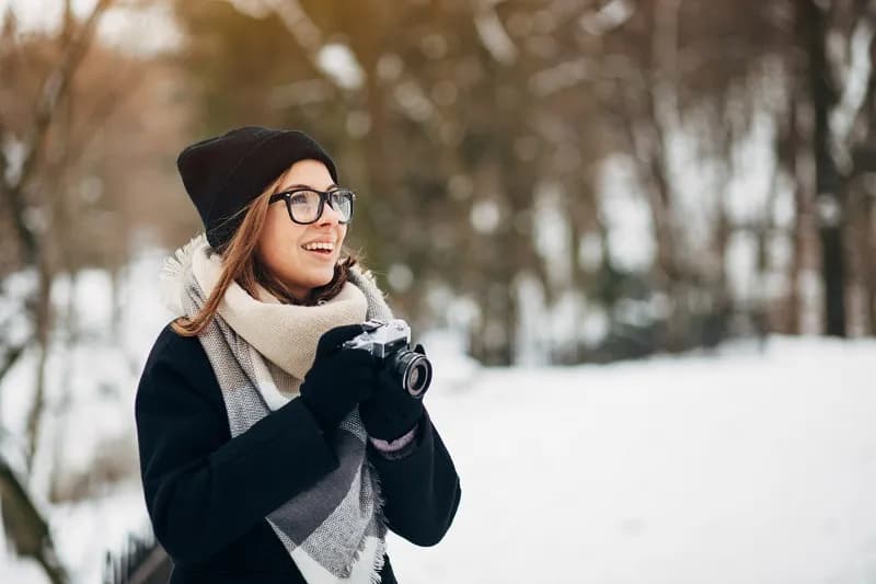 Jakie czapki pasują do okularów? Najlepsze stylizacje i porady
