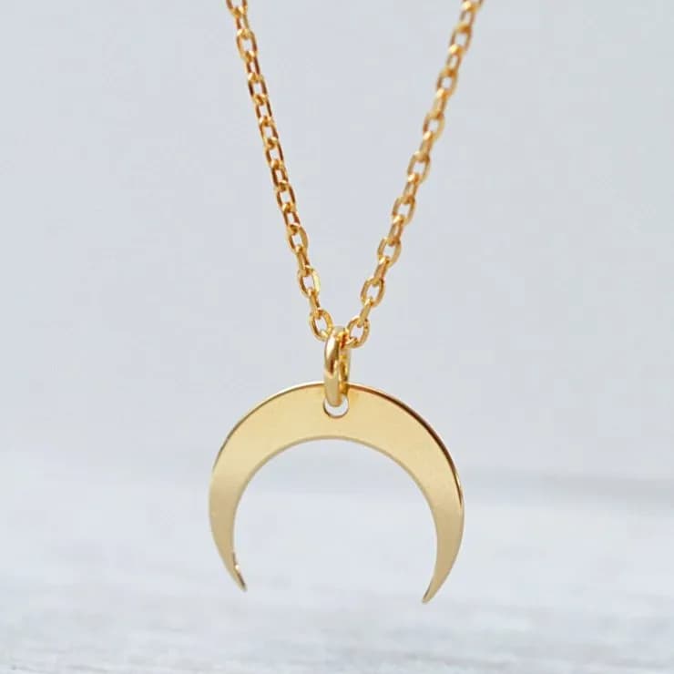 Naszyjnik z księżycem: duchowe znaczenie i symbolika amuletu