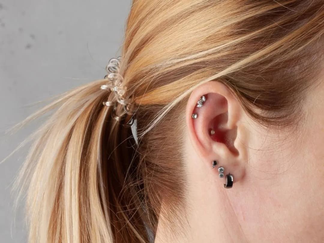 Ile kosztuje kolczyk w uchu na górze? Ceny i rodzaje piercingu