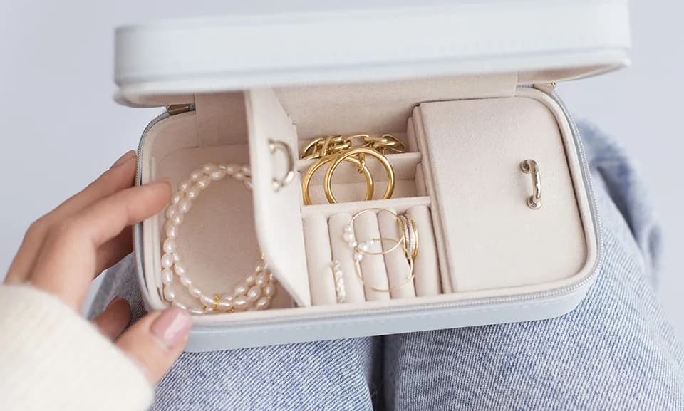 W czym przechowywać biżuterię, aby uniknąć zniszczeń i bałaganu